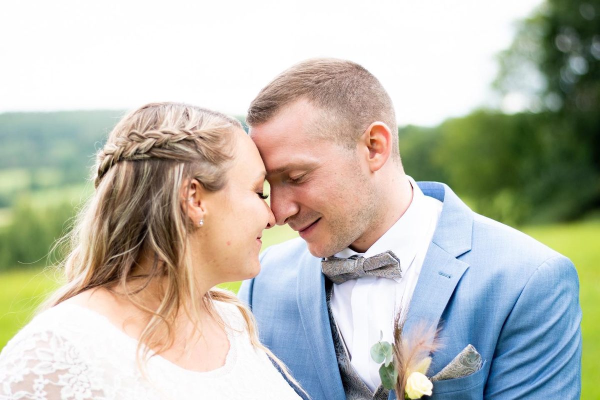 Brautpaar Stirn an Stirn – Hochzeitsfotografie