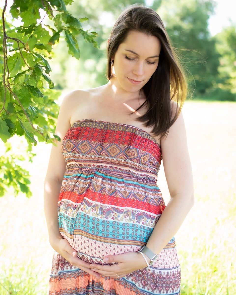 Portraitshooting: Schwangere Frau im Sommerlicht